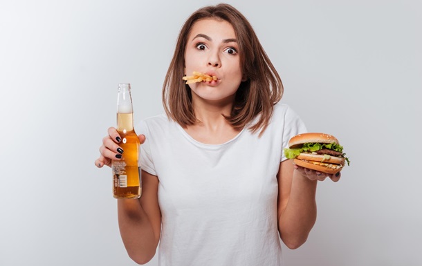 Диетологи назвали вредные привычки, которые мешают похудеть