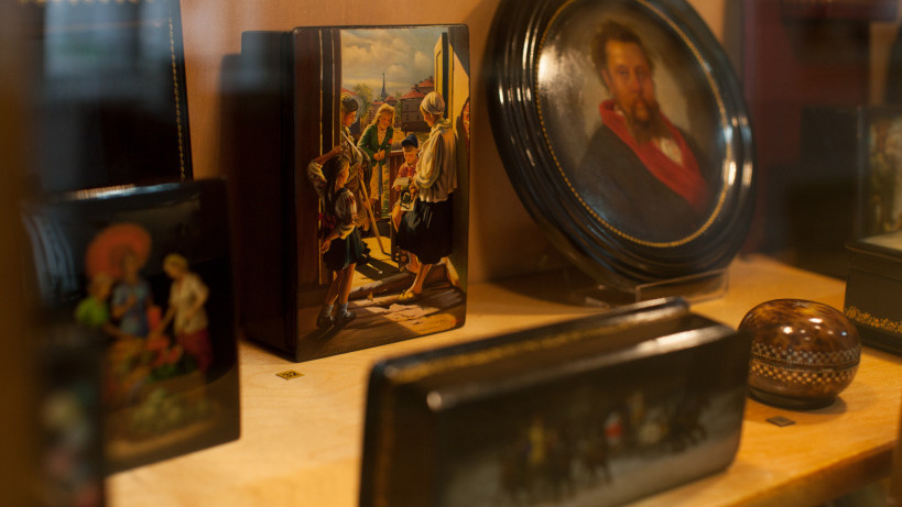 Экспозиция лаковой миниатюры в музее народных художественных промыслов Московской области в селе Федоскино Мытищинского района.