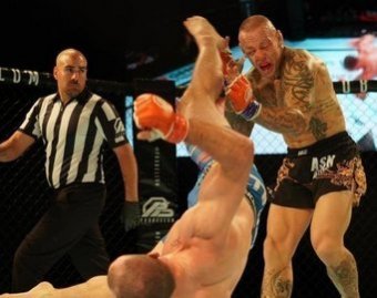 Экс-боец UFC угодил в нокаут после удара «раскат грома» Экс-боец UFC угодил в нокаут после удара «раскат грома»