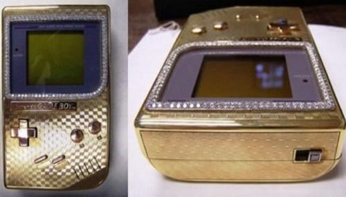 Золотой Nintendo Gameboy, цена: 25 000 долларов Британскими ювелирами Asprey в 2006 году было создано ограниченное издание Nintendo Gameboy, самой популярной современной портативной игрушки. Gameboy из 18-каратного золота и бриллиантов можно купить «всего» за 25 000 долларов.