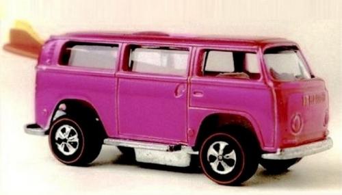 Игрушечный розовый Volkswagen Beach Bomb, цена: 72 000 долларов Выпуск этого специфического автомобильчика с доской для серфинга из серии Hot Wheels был прекращен практически сразу после того, как он пошел в серию. Это сделало игрушку особенно желанной среди коллекционеров. Пока были найдены только два розовых экземпляра данной модели, а владелец одного из них заплатил 72 000 долларов за свою игрушку.