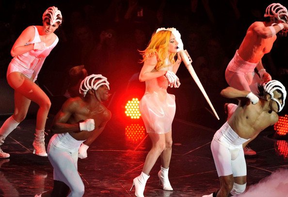 Lady+Gaga+Lady+Gaga+Performs+O2+Arena+peU-Pz_1WPVl Кровавые духи от Леди Гага 