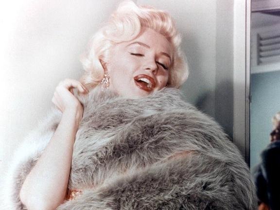 kinopoisk.ru-Marilyn-Monroe-688922-w-8001 Платье Мэрилин Монро из кинофильма Джентльмены предпочитают блондинок продано за $313 000 