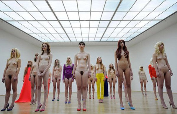 post-3-129074703536471 В Музее современного искусства выставили инсталляцию из обнаженных женщин