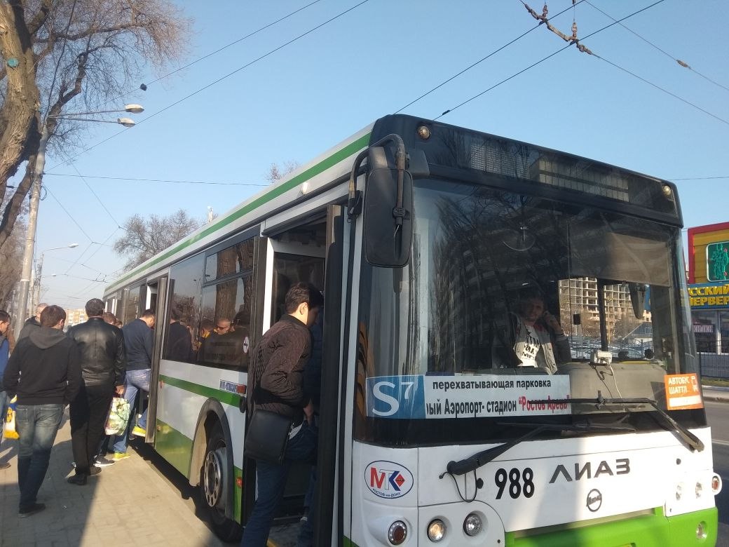 Из движущегося автобуса в Ростове выпала девушка 