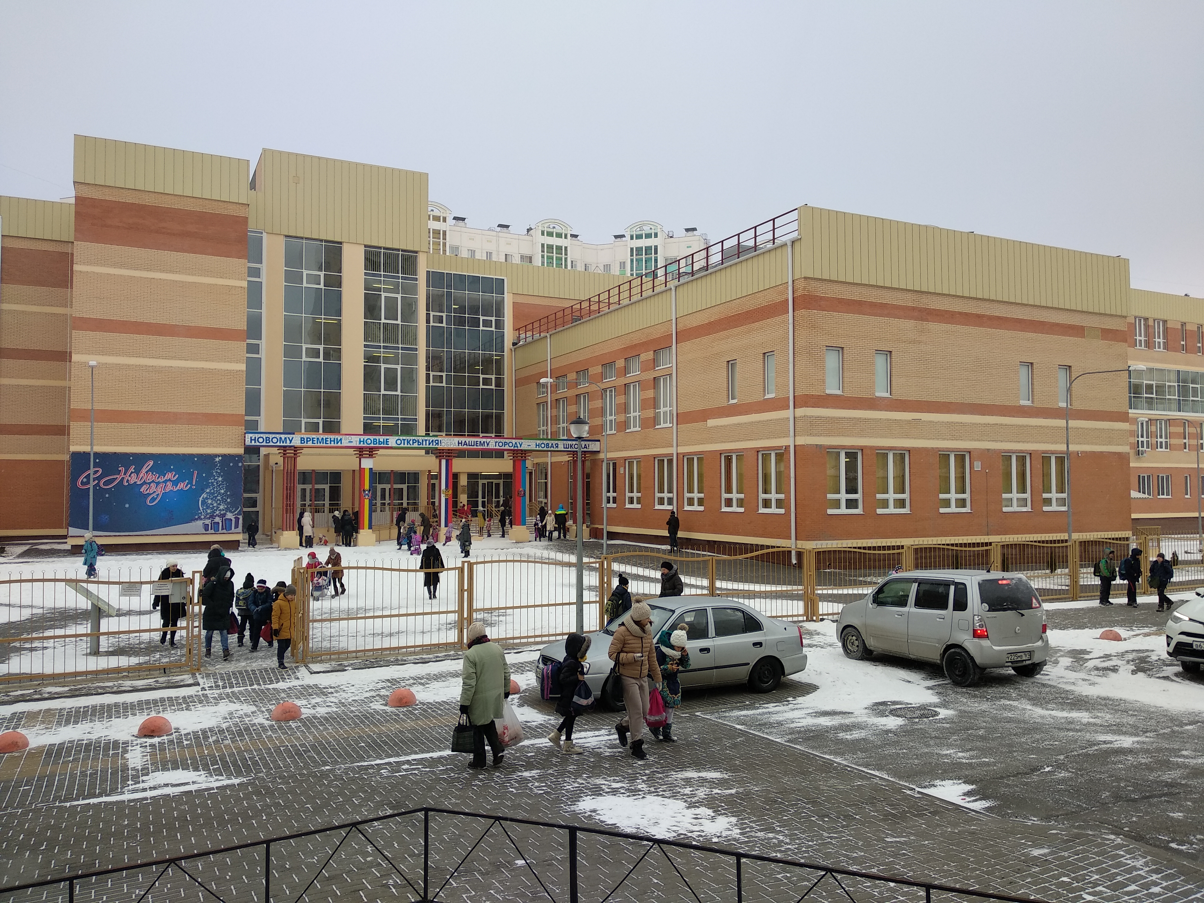 В Гуково обрушилась часть здания школы 