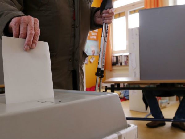 Германия: за считанные дни до выборов шансы соперников сравнялись