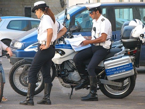 0_10b18_e366f9_-1-L Итальянская полиция задержала иранских шпионов за торговлю оружием