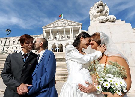  В Португалии теперь разрешены однополые браки