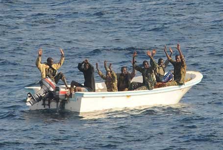 1240960975_pirates_of_somalia Голландский флот захватил 12 пиратов у берегов Сомали