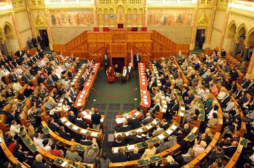 1285162018_his-holiness-address-mps-and-guests-at-the-hungarian-parliament В Венгрии принята новая редакция конституции
