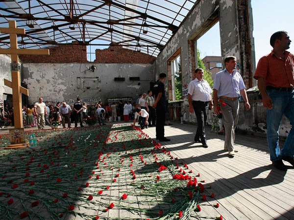 Beslan Террористы захватили заложников в школе Беслана 10 лет назад