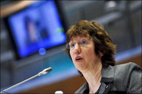 Catherine-Ashton Для министра иностранных дел ЕС одного английского не достаточно