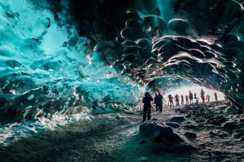 4. Кристальные пещеры, Исландия Пещеры в национальном парке Ватнайекюдль находятся внутри ледника, что создает поистине потрясающий вид. Несмотря на то, что это главная достопримечательность стандартных туристических маршрутов, их стоить посетить.