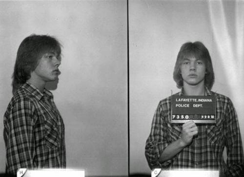 1. Аксель Роуз Солист группы Guns N Roses попал в тюрьму еще 17-летним парнем. Этот снимок сделан полицией штата Индиана. Тогда Аксель только-только начинал свою музыкальную карьеру, но был уже довольно частым гостем полицейского участка города Лафайетт. Аксель был арестован более 20 раз, и, когда местные власти объявили, что в следующий раз при аресте поступят с ним как с настоящим преступником, Аксель переехал в Калифорнию, где уже без приводов в полицию наконец-то сосредоточился на музыкальной карьере.
