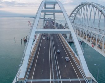 Автомобилист промчался по Крымскому мосту на скорости 243 км/ч Автомобилист промчался по Крымскому мосту на скорости 243 км/ч