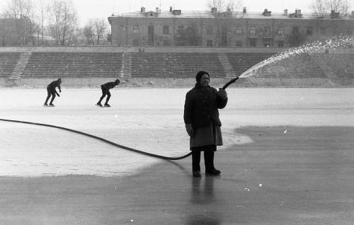 «Заливка льда на стадионе “Металлург”», Новокузнецк, 11 февраля 1984 года. Участники ТРИВА не расставались с камерами и за пределами завода и рабочего дня. В результате большая часть работ — это повседневные сценки на улицах Новокузнецка 80-х годов. Принципы, по которым снимали фотографы ТРИВА, — отказ от ретуши и кадрирования отснятого материала. Но главное — полный отказ от постановочных кадров. Все, что происходит в кадре, происходит на самом деле; человек с камерой никогда не подсказывает героям, как делать это фотогеничнее, и не просит повторить упущенный им момент.