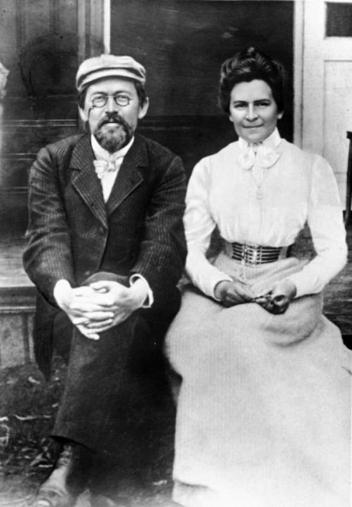 Антон Чехов и Ольга Книппер1901-1904 Они познакомились, когда Чехов уже был смертельно болен, в июне 1899 года. "Голос, благородство, задушевность — так хорошо, что даже в горле чешется. Если бы я остался в Москве, то влюбился бы в эту Ирину", - писал Чехов в письме другу.