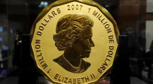 5. Миллион долларов с изображением Елизаветы II, 2007 год В 2007 году канадцы выпустили монету, чей номинал поражает воображение: целый миллион долларов, заключенный в одном кругляше! Став рекордно дорогой в плане номинальной стоимости, она поразила ещё и своим материалом изготовления, который, по заверениям самих изготовителей, состоит из ста грамм золота, чистота которого – 99,99%. На аверсе изображена британская королева Елизавета II, а на реверсе – кленовые листы. Служила эта монета, как ни странно, способом продвижения других монет, изданных в Канаде и имевших отображения листа. А не так давно было куплено всего пять монет. Одну из них продали на аукционе десять лет назад за 4,02 миллиона доллара.