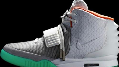 5. Кроссовки Yeezy - $ 90 000 Ким Кардашян замужем за Канье Уэстом, рэпером, а по совместительству создателем невероятно популярных кроссовок Yeezy. Поэтому неудивительно, что у нее в шкафу есть несколько пар такой обуви. Однако для всех стало огромным сюрпризом, когда Ким рассказала, что у нее есть Yeezy II стоимостью 90 000 долларов (большинство моделей Yeezy продаются за пару сотен долларов).