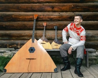 Интернет-пользователи восхищаются роликом балалаечника из России, исполнившего хит группы Queen Интернет-пользователи восхищаются роликом балалаечника из России, исполнившего хит группы Queen