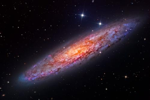 NGC 253 (галактика Скульптор) — это спиральная галактика с перемычкой в созвездии Скульптор. Характеризуется мощным звёздообразованием и большим содержанием межзвёздной пыли. Одна из наиболее ярких галактик, не входящих в Местную группу. (Фото Bernard Miller and Martin Pugh | National Maritime Museum):
