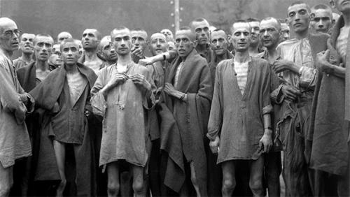 Нацистские эксперименты с переохлаждением Еще один случай, когда слово «шокирующий» — слишком слабое для определения ситуации. Многое из того, что нам известно о таких состояниях как переохлаждение, или гипотермия, на самом деле связано с крайне неэтичными экспериментами нацистских ученых-медиков. Немецкие исследователи погружали заключенных в ледяную воду на различные промежутки времени. Они также оставляли их на морозе и пытались заставить вновь согреться, причем часто это делалось исключительно бесчеловечными методами.