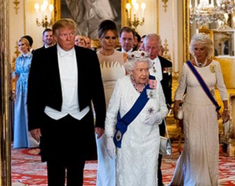 Трампа высмеяли в Сети за нелепый смокинг Трампа высмеяли в Сети за нелепый смокинг