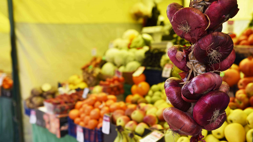 Торговля овощами и фруктами на ярмарке