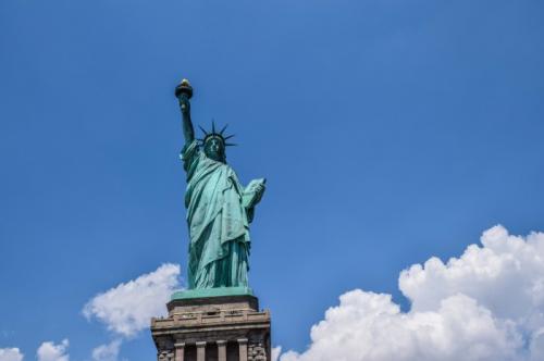 5. Статуя Свободы: как она попала в Америку Статуя Свободы – олицетворение Америки. Но вот что удивительно: эта знаковая американская достопримечательность начала свою жизнь в Европе. Построенная французским скульптором Огюстом Бартольди (он потратил на это девять лет жизни!) статуя была отправлена на судне из Франции в Нью-Йорк, разделенная на 350 отдельных элементов.