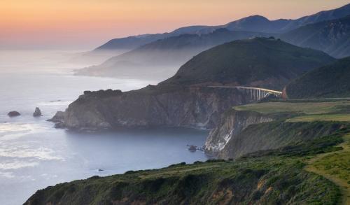 Биг Сюр Калифорния Big Sur лучше всего выглядит из окна машины: длинный спуск по одному из самых скалистых побережий Калифорнии, с видом на Тихий океан, способен впечатлить и самого бывалого туриста.