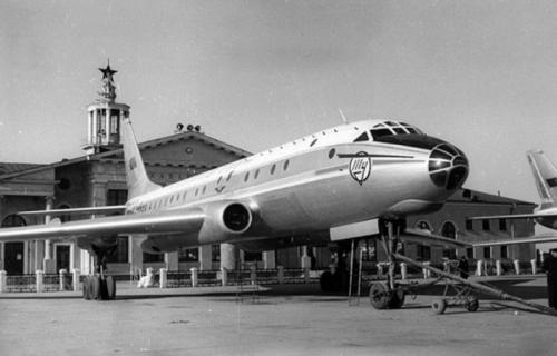 Авиакатастрофа Ту-104, 7 февраля 1981 годаПосле оперативного сбора высшего командного состава всех флотов Советского Союза командиры и адмиралы отправлялись к месту постоянной службы. 7 февраля 1981 года руководство Тихоокеанского флота СССР должно было вылететь самолётом Ту-104 из Пушкино в Хабаровск и Владивосток. На борту в момент вылета находились 50 человек, шесть из которых были членами экипажа. В число пассажиров входило руководство Тихоокеанского флота, командующий Военно-воздушными силами ТОФ, начальник политуправления и ещё 16 адмиралов и генералов, капитаны первого ранга.