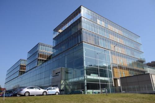 4. Justiz Zentrum Leoben - Леобен, Австрия Тюрьма минимальной строгости. Сидят здесь все: мужчины, женщины и подростки. Со стороны это здание напоминает скорее уютный офис, нежели тюрьму. Окна заведения сделаны таким образом, чтобы пропускать максимальное количество света. Кухня, библиотека, спортивный зал и даже конюшня есть на территории учреждения. Время от времени здесь дают концерты местные музыканты. Впрочем, сидят здесь лишь те, чье наказание не превышает срок в 18 месяцев.