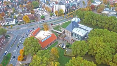 1. Gelsenkirchen - Гельзенкирхен, Германия Данная тюрьма является одной из самых совершенных в Европе на сегодняшний день. Открыто исправительное учреждение было в 1998 году. Учреждение относиться к закрытому типу и имеет как мужские, так и женские блоки. На территории тюрьмы есть школа, церковь, библиотека. Мужчин задействуют на сложном и грязном производстве в то время, как женщин направляют работать преимущественно в сферу садоводства и офисного труда. Кстати, в Gelsenkirchen женщинам-заключенным разрешают гулять за пределами тюрьмы.