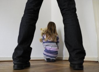 В Ленобласти родители изнасиловали родную дочь В Ленобласти родители изнасиловали родную дочь