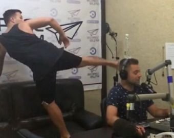 Ведущий радиостанции получил по голове во время эфира Ведущий радиостанции получил по голове во время эфира