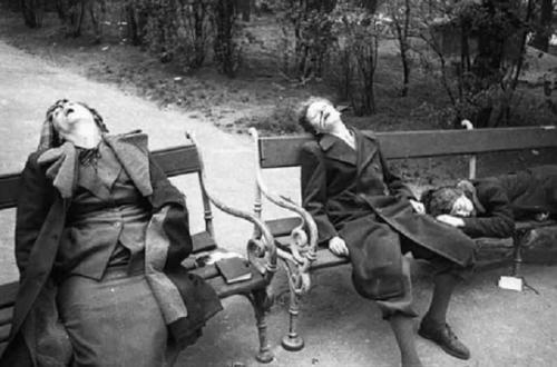 7. Город Деммин, Германия В 1945 году в результате паники, причиной которой было приближение Советской армии, произошло массовое самоубийство в городе Деммин, Германия. Жители города боялись пыток, изнасилований и расстрелов. Беженцы, которые искали убежище в городе, целыми семьями решили покончить жизнь самоубийством. Они вешались, резали вены, топились в реке и совершали самосожжение. Всего таким образом погибли 700-1000 человек. После этого случая Коммунистическая партия Восточной Германии законодательно запретила самоубийства. Тела всех погибших были похоронены в общей могиле, за которой впоследствии никто не ухаживал.