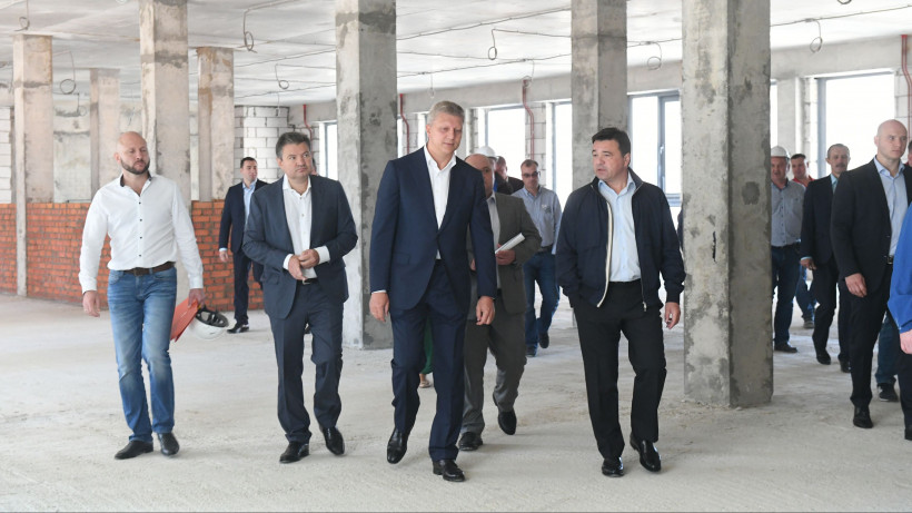 Андрей Воробьев проверил ход строительства школы в ЖК «Сколковский» Одинцовского округа