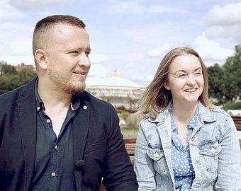 Девушка избила мужа букетом после розыгрыша в телешоу Девушка избила мужа букетом после розыгрыша в телешоу
