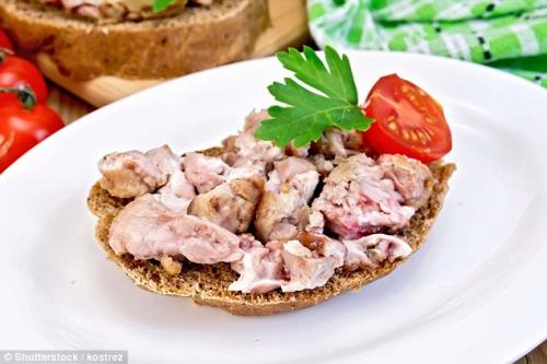 5. Сэндвичи с говяжьим мозгом Изначально класть мозги коровы на хлеб придумали английские колонизаторы в Индии. Для индусов, как известно, буренка — священное животное, и завоеватели таким способом развлекались. В наши дни подобные сэндвичи популярны в южных штатах США.