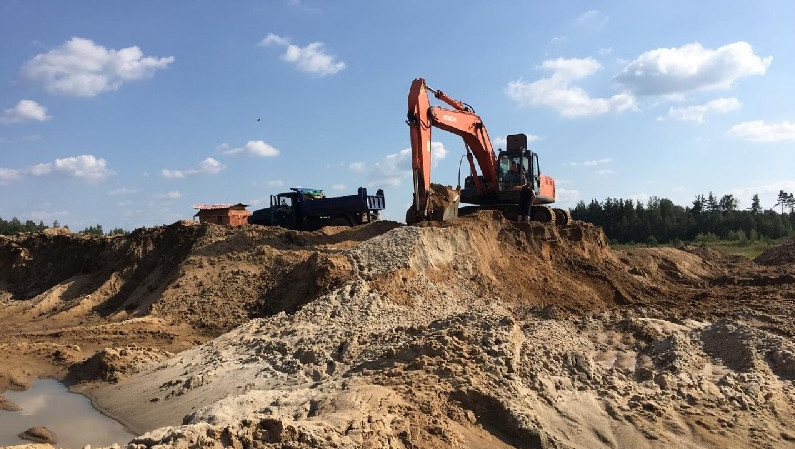Сотрудники Минэкологии и полицейские пресекли незаконную добычу песка в Павловском Посаде