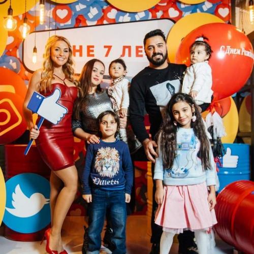 Александр Бердников, "Фабрика звезд-1", 38 лет, женат на Ольге Мажарцевой Участник группы «Корни» — многодетный отец. Первенец музыканта — дочка Милана — родилась в 2010 году, а спустя пару лет в семье появился мальчик Марсель. В 2016 году у супругов родились девочки-близнецы Роза и Валентина.