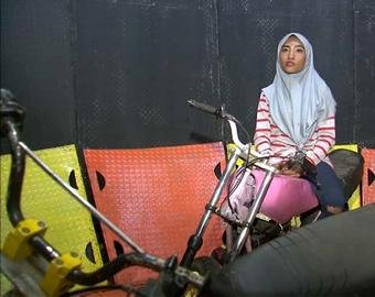 20-летняя мусульманка исполнила невероятный трюк на «Стене смерти» 20-летняя мусульманка исполнила невероятный трюк на «Стене смерти»