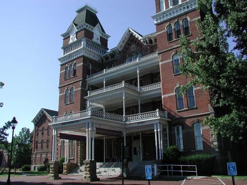 12. Психиатрическая лечебница в Афинах (Огайо, США) Хотя это учреждение уже давно не работает, здание лечебницы — уникальный образец архитектуры и внутренней отделки. Несмотря на красивый внешний вид, здесь происходили совсем не красивые вещи и проводились жуткие эксперименты над больными. Наибольшую известность эта больница приобрела благодаря внедрению практики лоботомии. Сейчас здесь находится Музей искусств Кеннеди.