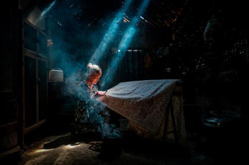 Изготовление батика в Джокьякарте, Индонезия. Батик — это техника покраски на основе воска, которая наносится на всю ткань. (Фото @_bimo_):