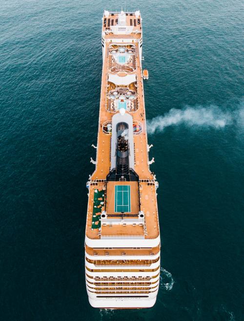 Круизный катер посещал гавань недалеко от его родного города. (Фото above_and_beyond_visuals):