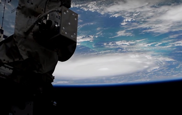 NASA показало устрашающий ураган Дориан из космоса