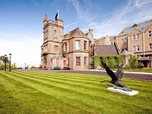 Culloden Estate & Spa В далеком прошлом отель Culloden Estate & Spa был резиденцией ирландских епископов в Белфасте. Сейчас это один из самых красивых отелей во всей Северной Ирландии. Он расположен в 10 минутах езды от центра города, но при этом вокруг раскинулось около четырех гектаров садов, которые обеспечивают потрясающий вид из окна.