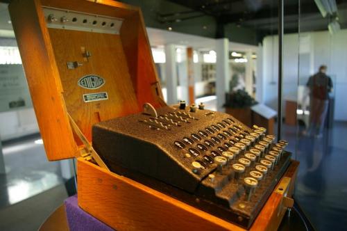 5. Шифровальная машина «Энигма» Стоимость: $208 137 (?133 250) Первые образцы шифровальной машины «Энигма» появились в продаже в 1920-х годах, но широко использовать в военных нуждах этот аппарат начали уже в ходе Второй мировой войны. Большая часть выпущенных к тому времени «Энигм» находилась в распоряжении Третьего рейха. Хотя вероятность взломать код равнялась более 150 000 000 000 000 000 000 к одному, британские дешифровщики все же нашли подход к этому оплоту секретности. После падения гитлеровского режима солдаты победивших армий стали массово вывозить «Энигмы» из Германии, и теперь приобрести раритетную шифровальную машину не составит большого труда. Той, что была продана на Christie’s в 2011 году, веса прибавил факт участия в съемках фильма «Энигма», сценарий для которого писал Том Стоппард.