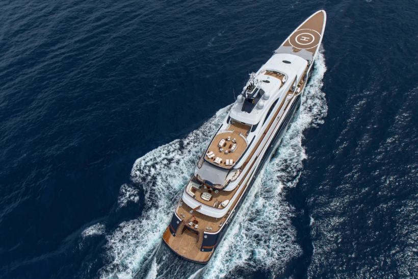 TIS Длина: 111 метров Верфь и год постройки: Lurssen, 2019 год Цена: €275 млн Владелец: предположительно Алексей Федорычев Построенная предположительно для входившего в «Золотую сотню Forbes» предпринимателя Алексея Федорычева и только в этом году спущенная на воду, яхта TIS уже выставлена на продажу. Если состоятельный человек захочет обзавестись мегаяхтой, ему придется либо ждать несколько лет, пока для ее построит верфь, либо рассмотреть те несколько предложений о продаже, которые есть на яхтенном рынке. Многие миллиардеры как раз сейчас находятся в поиске крупных и уже построенных яхт. Поэтому TIS стала одним из самых обсуждаемых предложений на рынке. Круг потенциальных покупателей невелик — яхту продается за $300 млн и сейчас сдается в чартер за €2,2 млн в неделю.